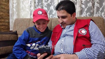 Ora News - I qeshur e me kapele, shikoni foton e Alvin Berishës jashtë kampit të Sirisë