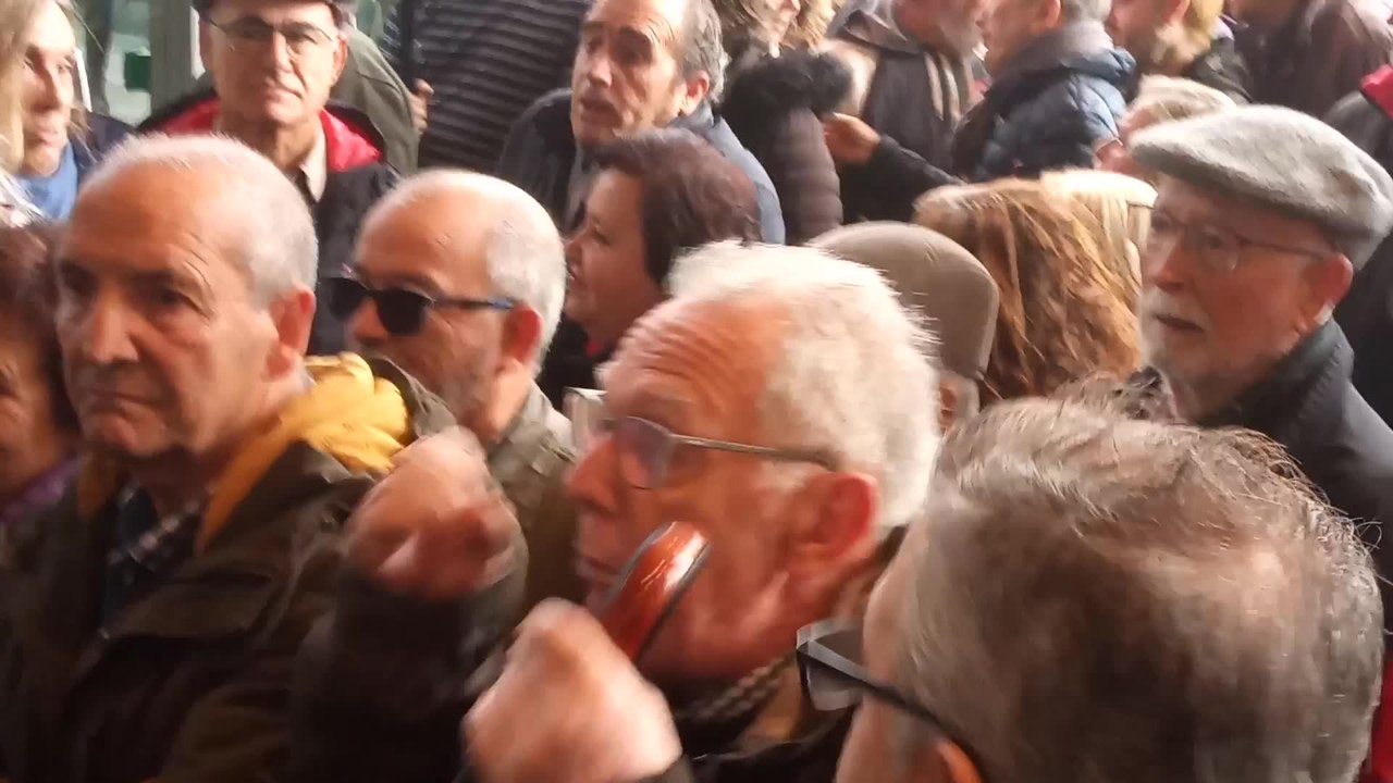 Militantes protestan por no poder entrar al mitin de Iglesias en Bilbao