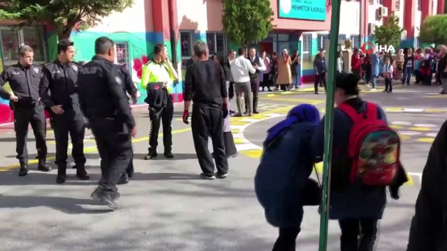 Avcılar Mehmetçik İlkokulu bahçesinde servis aracı 9 yaşındaki Eylül Mirzaoğlu'na çarptı. Ağır yaralanan minik öğrenci, hastaneye kaldırıldı.