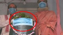 சிவலிங்கத்திற்கு மாஸ்க் அணிவித்த பூசாரிகள் ! | Shiv Ling at Varanasi temple wears antipollution mask