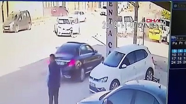 2 arkadaşın ağır yaralandığı motosiklet kazası kamerada