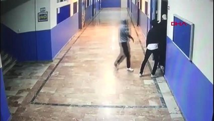Bahçelievler'de okulda hırsızlık yapan şüpheliler kamerada