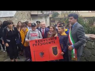 Ora News - "Mirë se erdhe President", pritja e ngrohtë e arbëreshëve për Metën