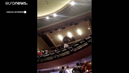 شاهد: انهيار مفاجئ لسقف مسرح بيكاديلي في لندن