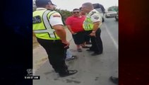 Se capta en video la agresión a agentes de tránsito aparentemente por un notario