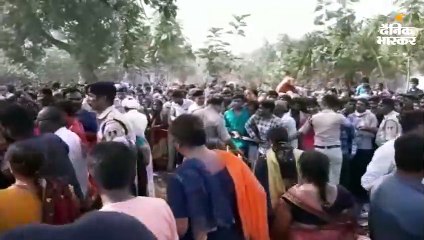 एक अंधविश्वास से यहां पहुंचने लगे लाखों लोग, कुछ अजीब सी है इस महुआ के पेड़ की कहानी