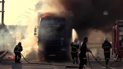 Suriye'ye oyuncak taşıyan tır, otoyolda yandı