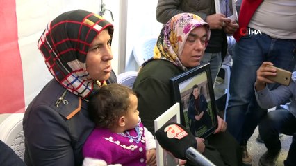 AP üyesi Zdechovsky'den HDP önünde evlat nöbeti tutan ailelere ziyaret