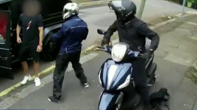 Footage of the attempted robbery of Mesut Özil and Sead Kolašinac. Kolašinac doesn't even flinch