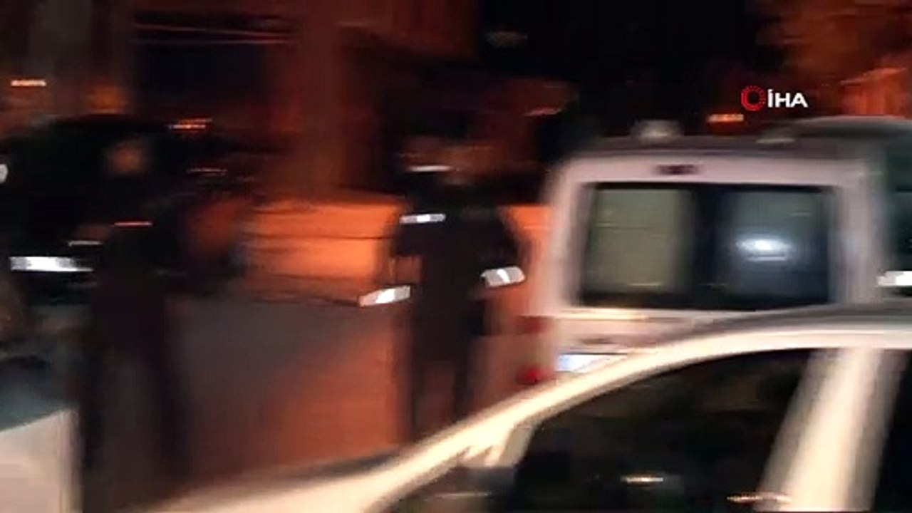 İstanbul Avcılar’da beraber yaşadığı yabancı uyruklu kadın doktoru silahla vurarak ağır yaralayan Celal T., bugün “kasten yaralama” suçundan çıkarıldığı Küçükcekmece Adliyesinde mahkemece tutuklanarak Metris Cezaevi’ne gönderildi.