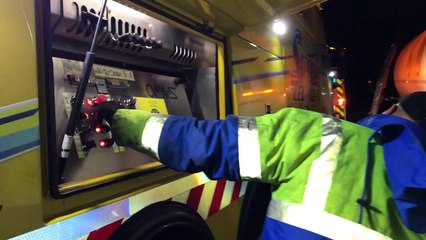 Camion couché. Installation des grues