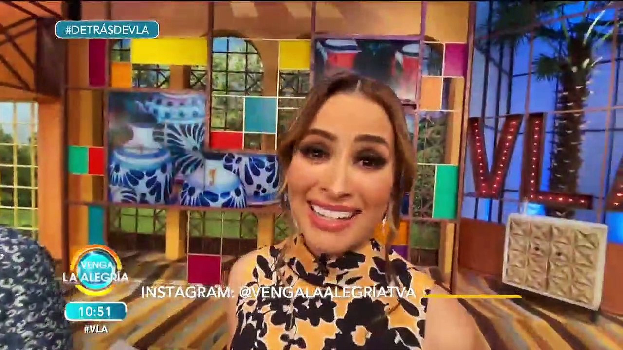 ¡Muchas risas, baile y diversión en este detrás...