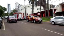 Bombeiros combatem incêndio em forro de restaurante, no centro