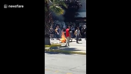 Descargar video: Chilean students vandalizing the streets of Santiago