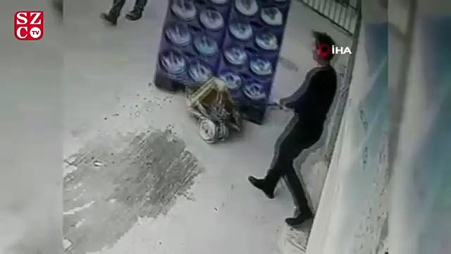 Geri geri gelen aracın çarptığı kişi yara almadan kurtuldu