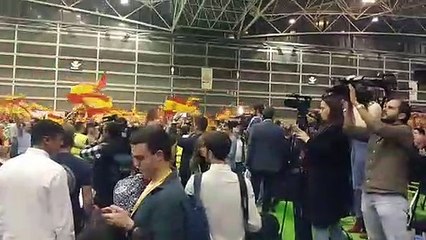 Pitidos de los simpatizantes de Vox a la prensa en el mitin de Valencia de este jueves