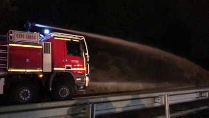 20:08 les pompiers testent les canons à mousse pointés sur le camion