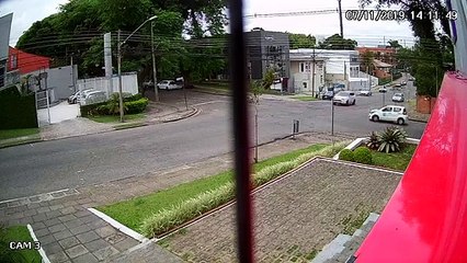 Motorista fura preferencial e fica ferida após capotamento em Curitiba