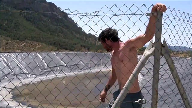 Il sauve 3 gros lézards tombés dans un bassin de retention d'eau