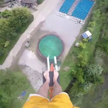 Ce plongeon vertigineux va vous donner des frissons