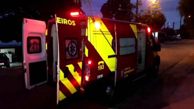 Mulher sofre fratura no pé, após cair em buraco