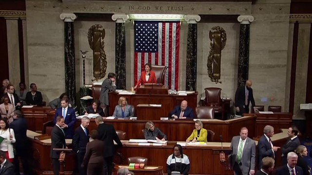 بين الديمقراطيين والجمهوريين.. من ينتصر في معركة كسب تأييد الرأي العام؟