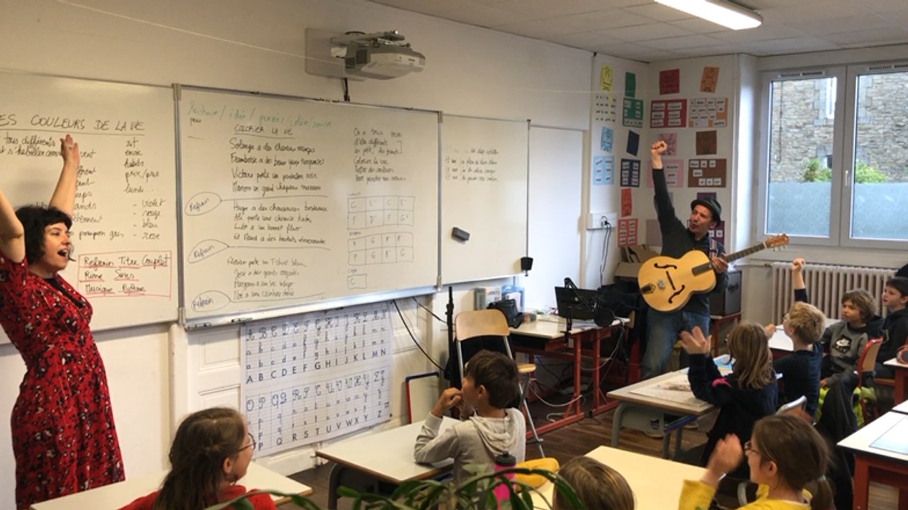 Elven. Après l’Olympia, Lili Cros et Thierry Chazelle chantent avec les écoliers