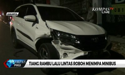 Tiang Rambu Lalu Lintas di Kramat Jati Roboh Timpa Minibus