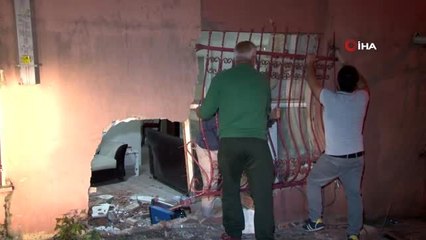 Şişli'de kontrolden çıkan araç, evin salonuna girdi