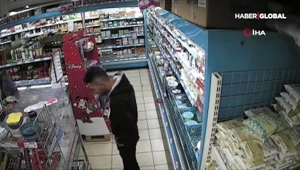Telefonu çaldı, sakız parasını ödedi! O anlar kamerada