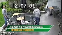 Vídeo viral: Se salvan por muy poco de que una ventana caiga sobre sus cabezas en la terraza de un Starbucks