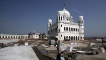 Indian Sikhs pilgrims cross border into Pakistan to visit holy site