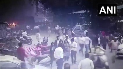 பெண் போலீஸ் அதிகாரியை சரமாரியாக தாக்கிய வக்கீல்கள்