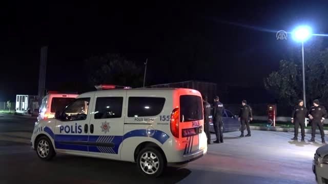 Dur ihtarına uymayan şüphelilerin ateş etmesi sonucu bir polis yaralandı