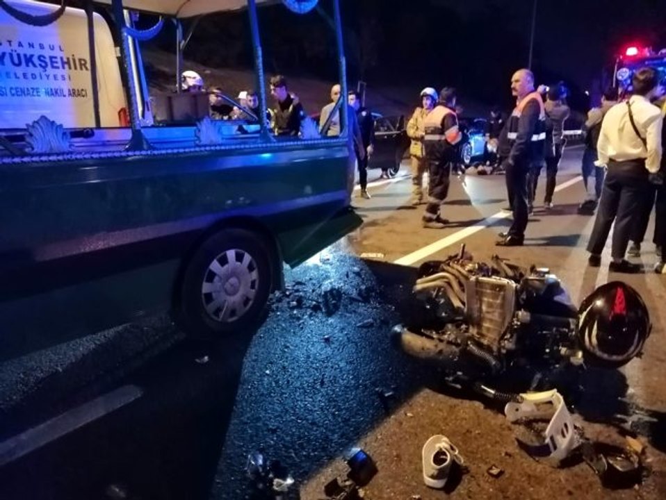 Cenaze aracına motosiklet arkadan çarptı: 1'i ağır 5 yaralı
