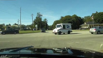 Un automobiliste s’engage à un carrefour sans voir un camion