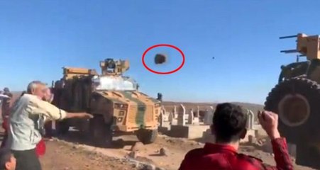 ABD askerlerinin 'N'olur gitmeyin' diye boynuna sarılan YPG'li teröristler, Türk askerine taş fırlattı