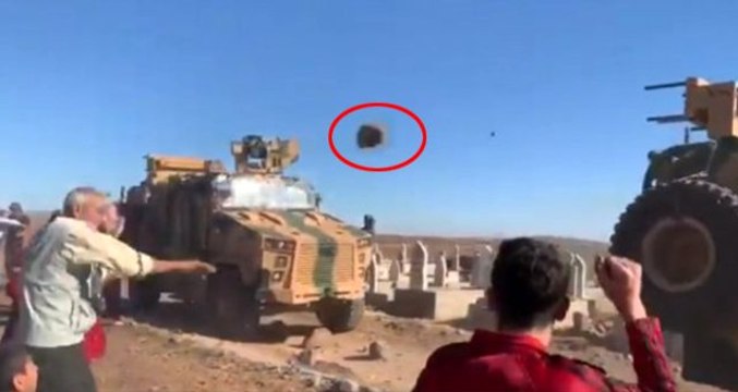 ABD askerlerinin 'N'olur gitmeyin' diye boynuna sarılan YPG'li teröristler, Türk askerine taş fırlattı