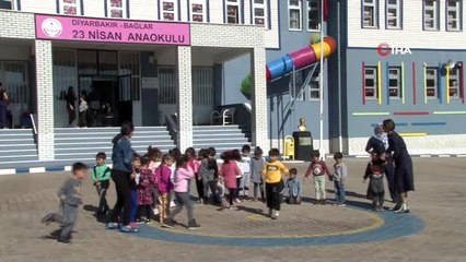 Anaokulu öğrencileri, okullarında tohum ekip evcil hayvan besliyor