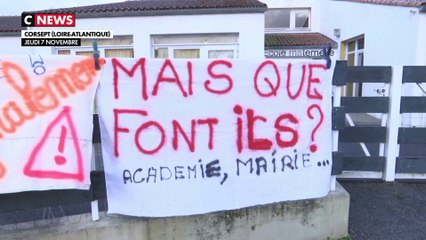 Des parents d'élèves manifestent pour dénoncer le comportement d'un enseignant