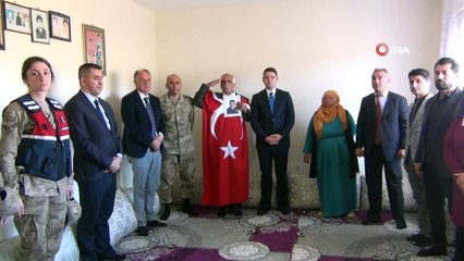 Kaymakam Gökpınar evlat nöbeti tutan Mardinli Kaya ailesini ziyaret etti