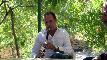 Ünlülerle sahne alıyordu, şimdi köyünde muhtarlık yapıyor