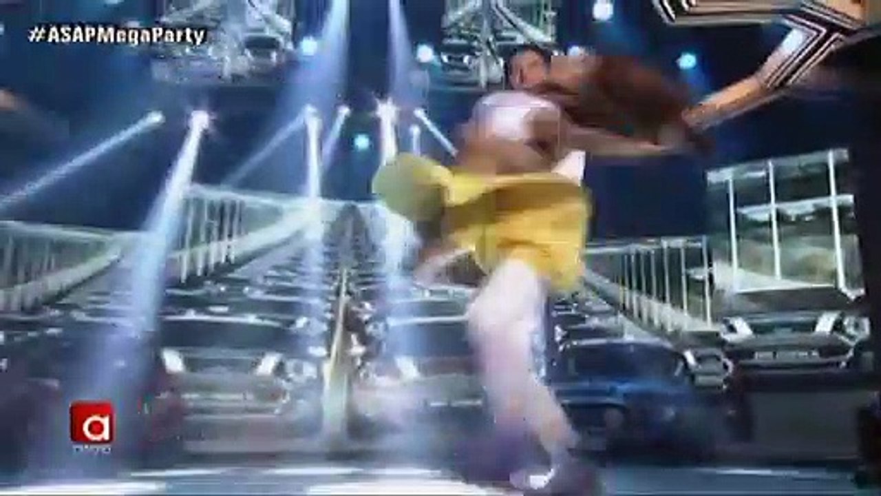 Sarah Lahbati, Dawn Chang and Gerald Anderson in a supah hot dance showdown