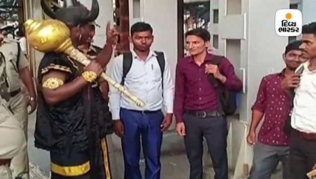 નકલી યમરાજા રેલવે ટ્રેક પર ચાલનારા લોકોને ઊઠાવીને લઈ જાય છે