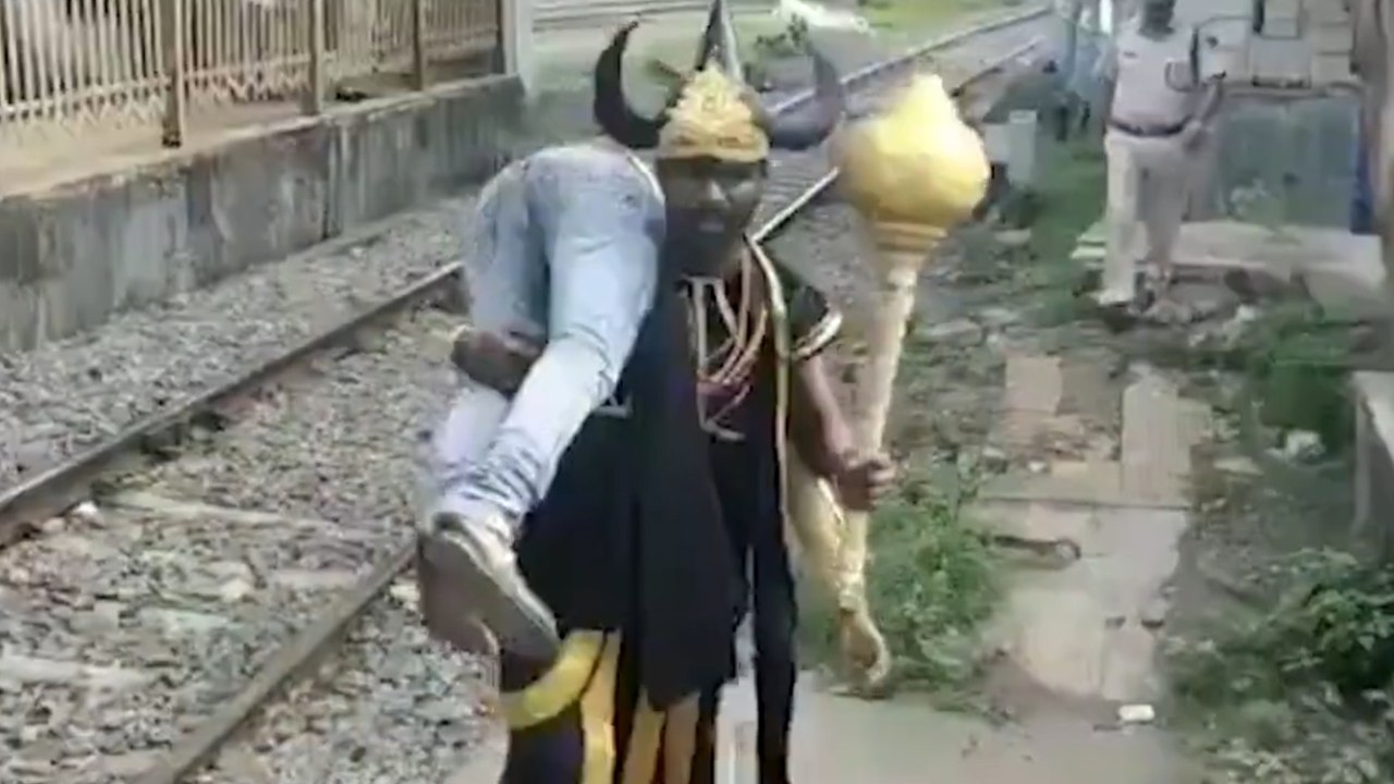 ரயில்வே தண்டவாளத்தில் நடப்பவர்களை தூக்கிச்செல்லும் எமதர்மராஜன்