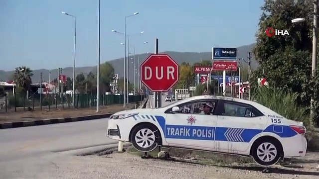 Maket polis aracının tepe lambasını çaldılar