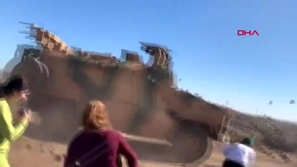 Şırnak ortak devriye görevindeki türk askerinin zırhlı araçlarını taşladılar