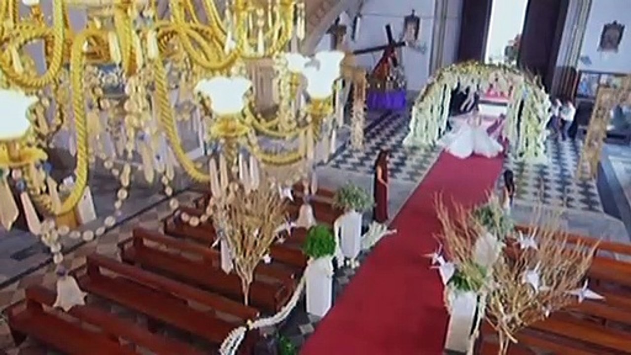 Clark, emosyonal habang naglalakad si Leah sa altar