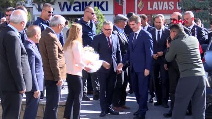 Niğde içişleri bakan yardımcısı ince, ömer halisdemir'in kabrinde dua etti