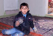 Minik Yusuf'un dramı: Sürekli ısırdığı ellerini plastik şişeye bağlıyorlar